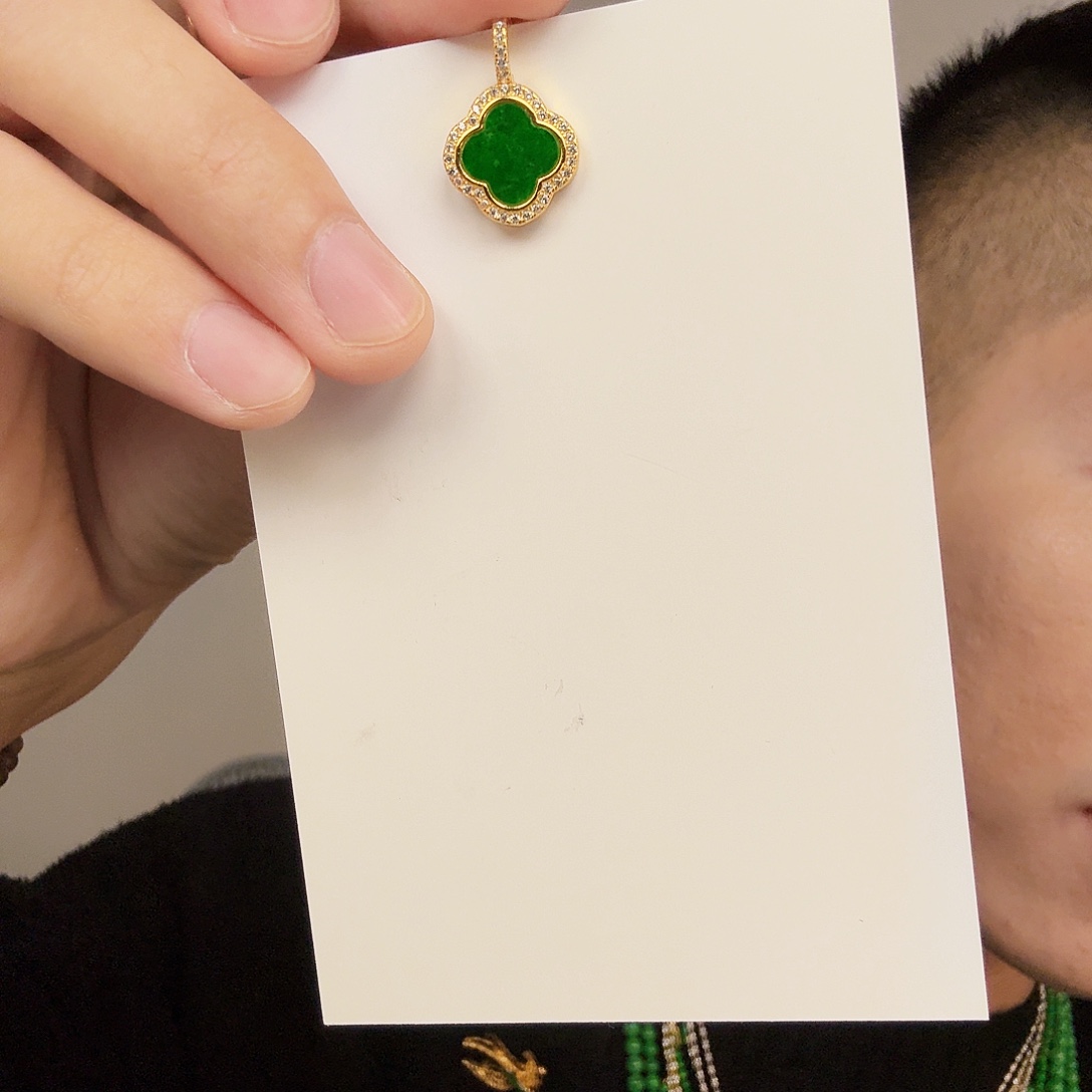 翡翠未镶嵌颈饰一件