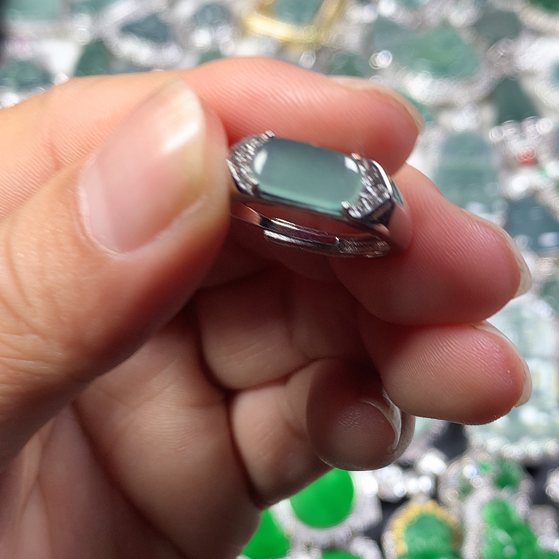 翡翠未镶嵌颈饰戒指