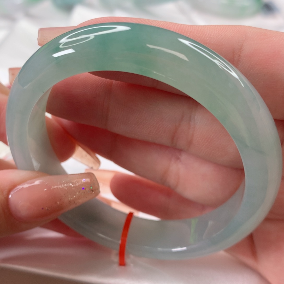 翡翠手镯未镶嵌56.7圈口冰胶透亮绿底飘花