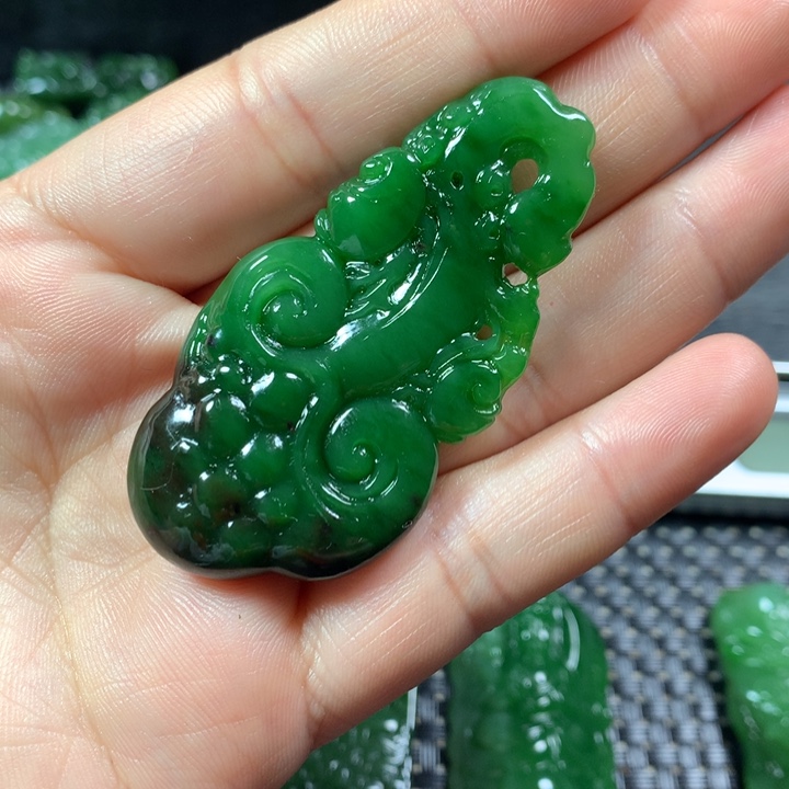 和田玉颈饰未镶嵌小****?