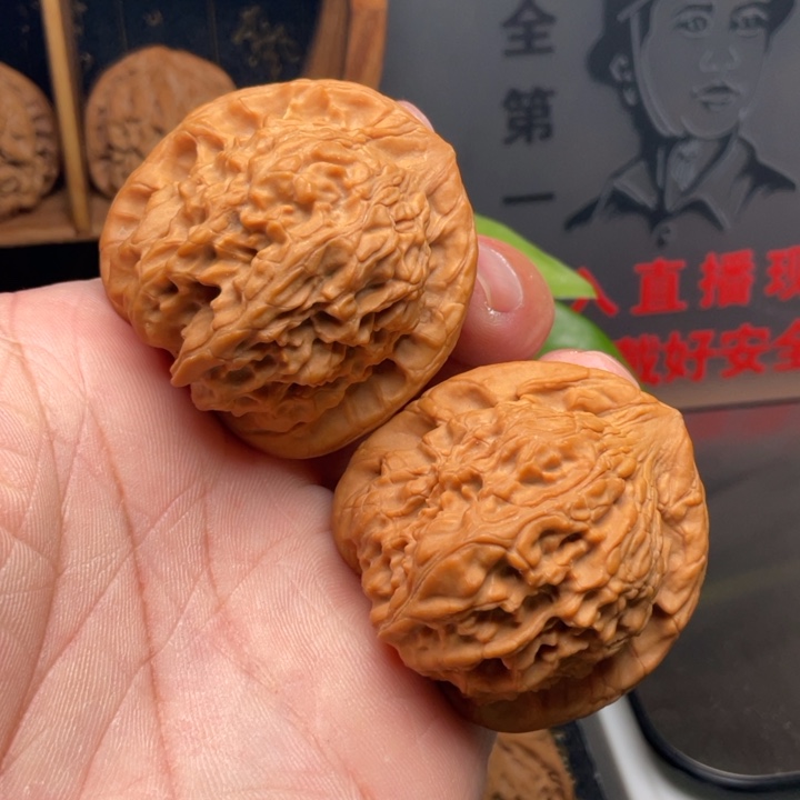 文玩核桃吊坠红狮子42全品