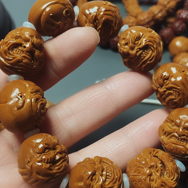蒙面恶僧，橄榄核雕