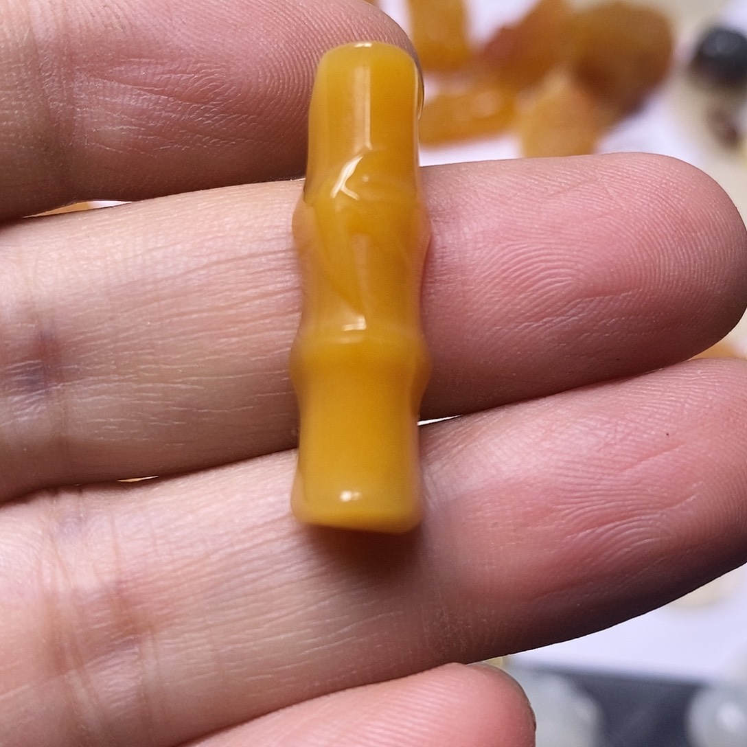 石英质玉（黄龙玉）未镶嵌颈饰