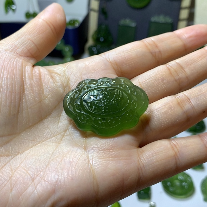 玫***酒岫玉未镶嵌颈饰吊坠