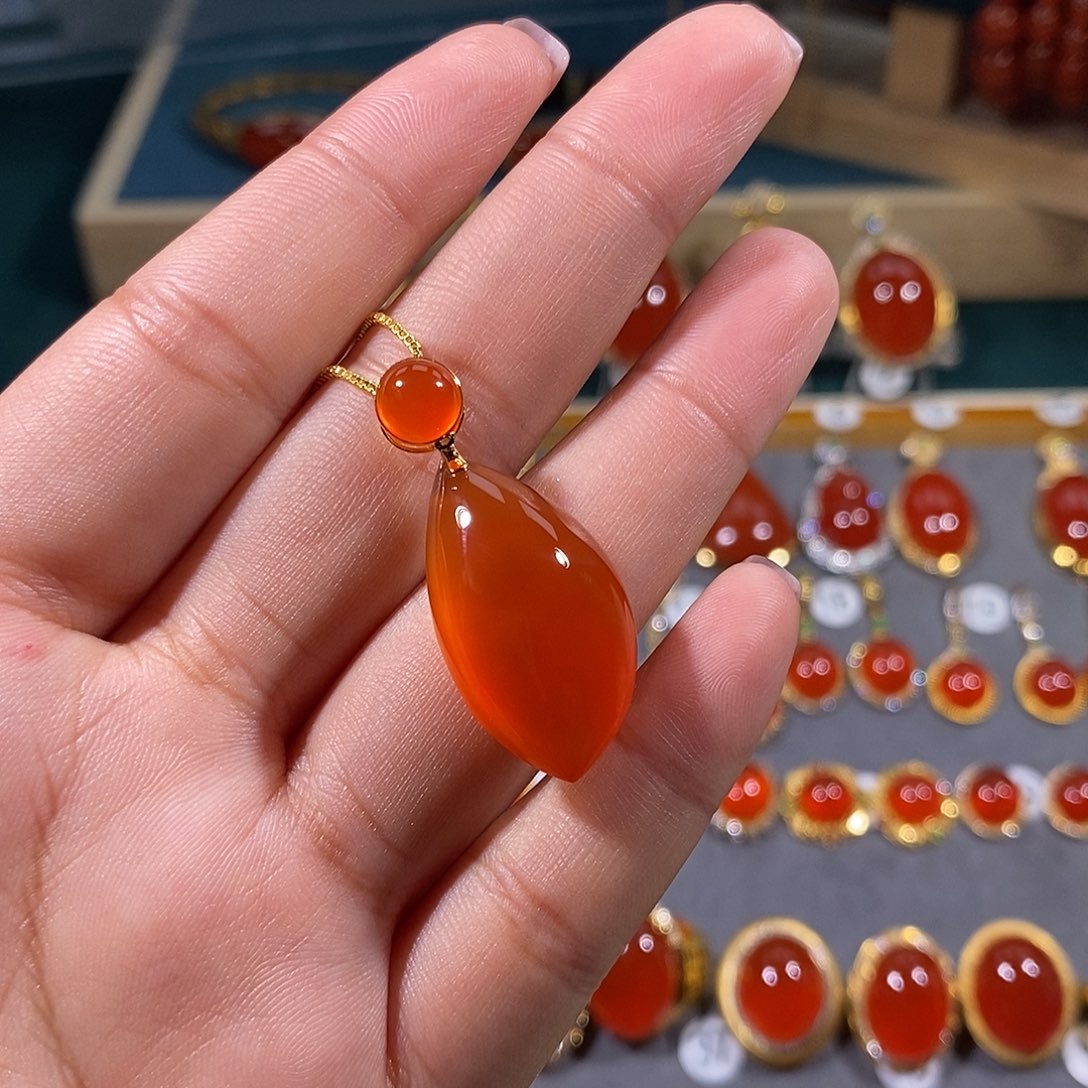 南红玛瑙颈饰18K金镶嵌
