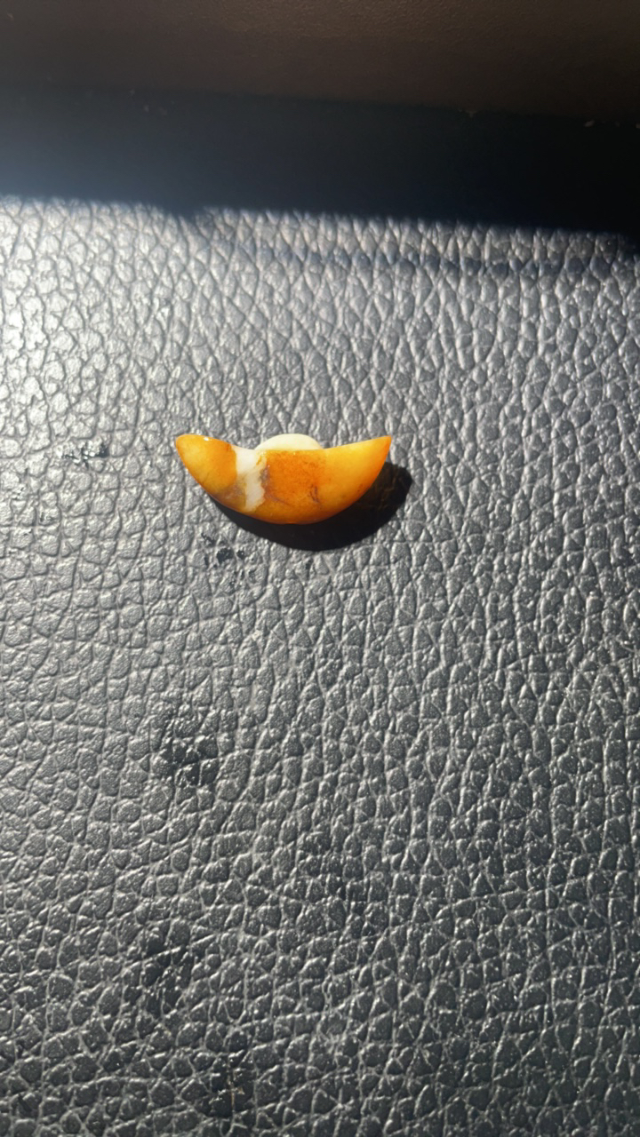 2.2克和田玉元宝吊坠