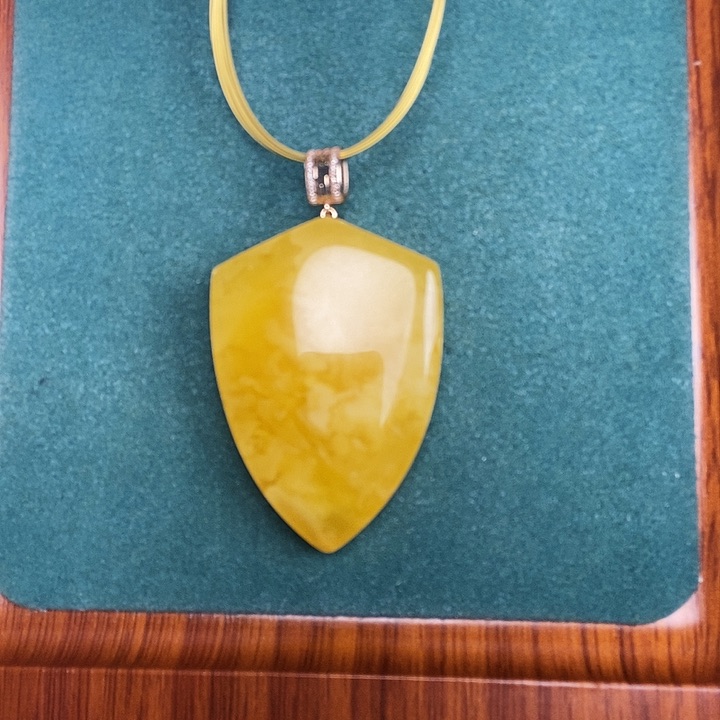 18K金镶嵌颈饰蜜蜡吊坠