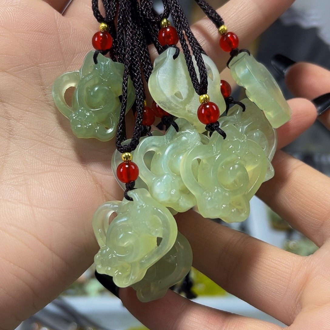 蛇纹石玉未镶嵌颈饰多样性发一个