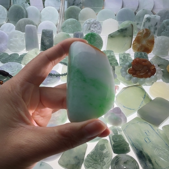 翡翠吊坠(赠链)未镶嵌白*间手把件