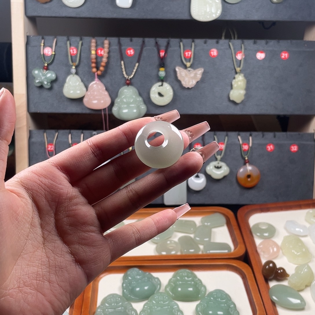 石英质玉未镶嵌颈饰