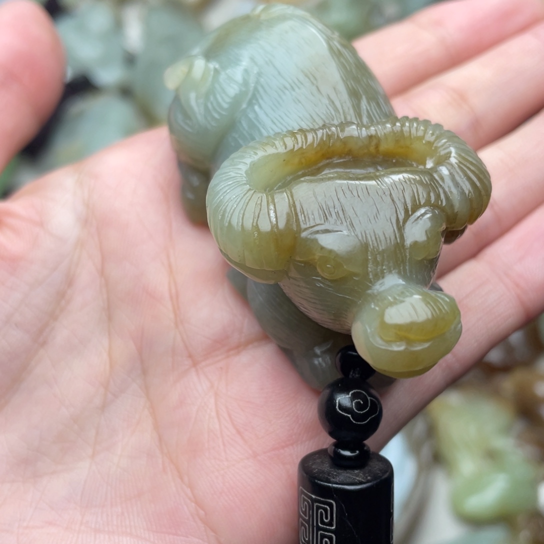 金***和田玉未镶嵌颈饰