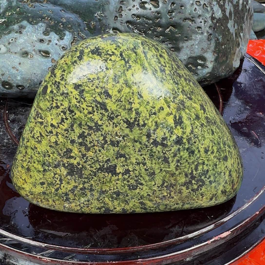 蛇纹石玉未镶嵌天然原石摆件工艺