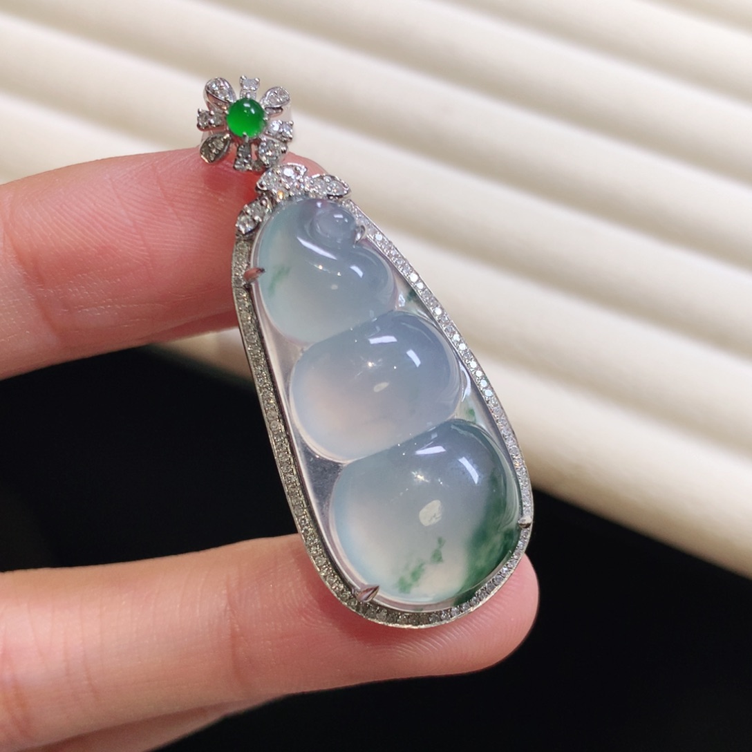 翡翠颈饰18K金镶嵌福豆