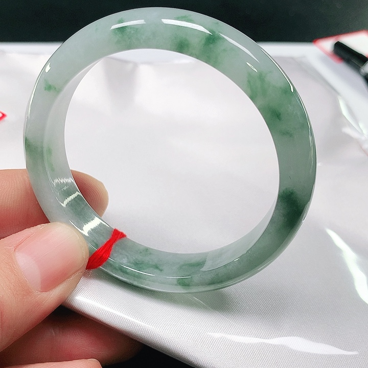 翡翠手镯未镶嵌翡翠手镯未镶嵌