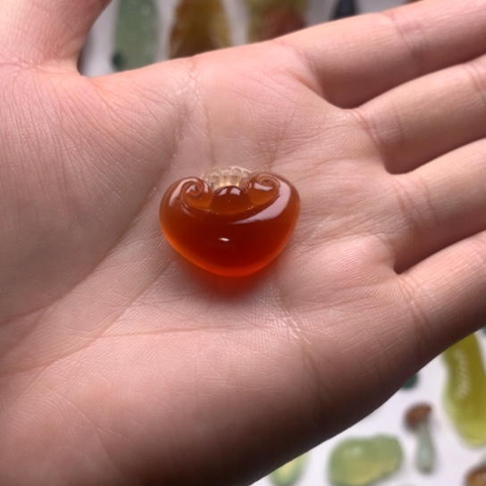 岫玉未镶嵌颈饰如意