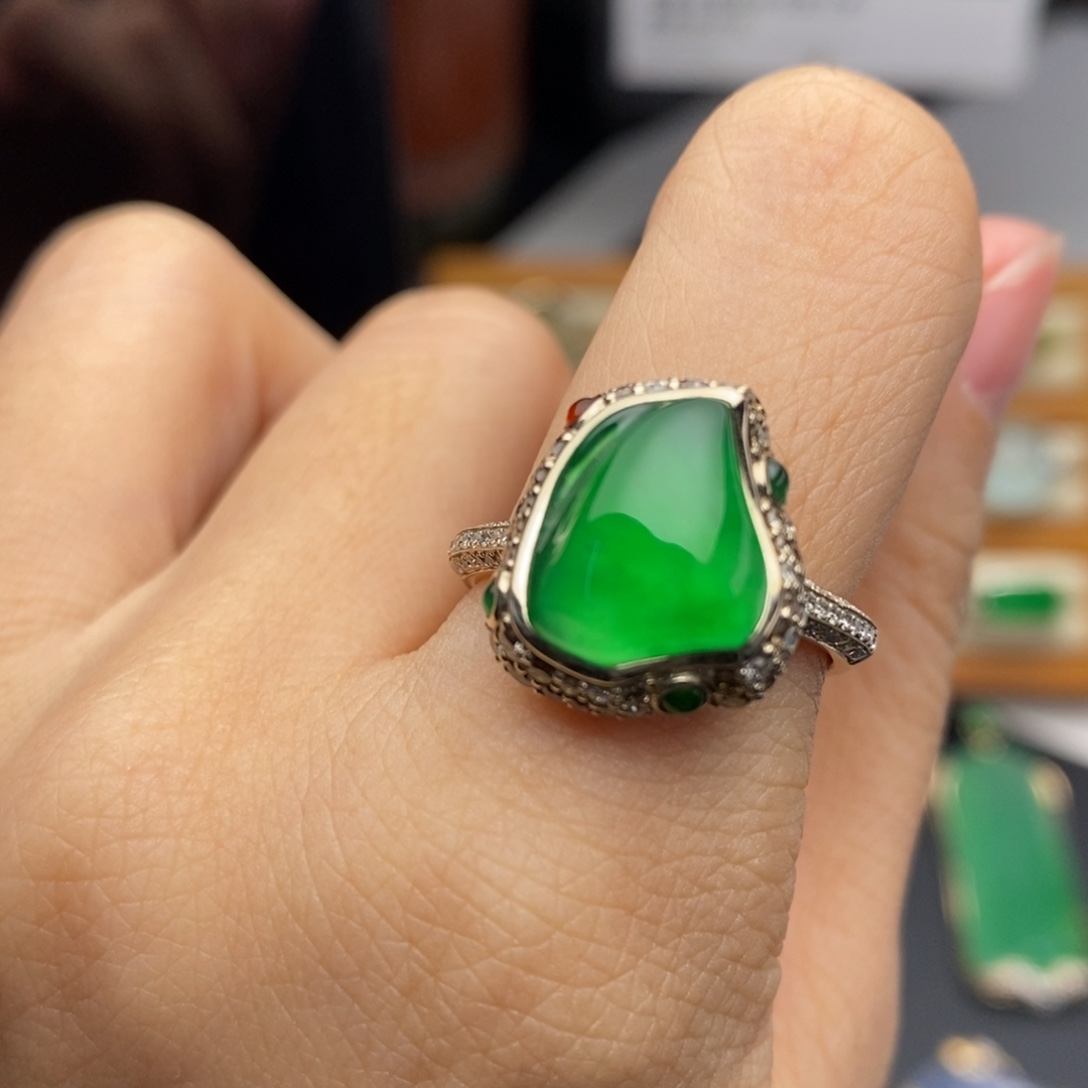 定制翡翠18K金镶嵌       起光高冰绿色 太美啦