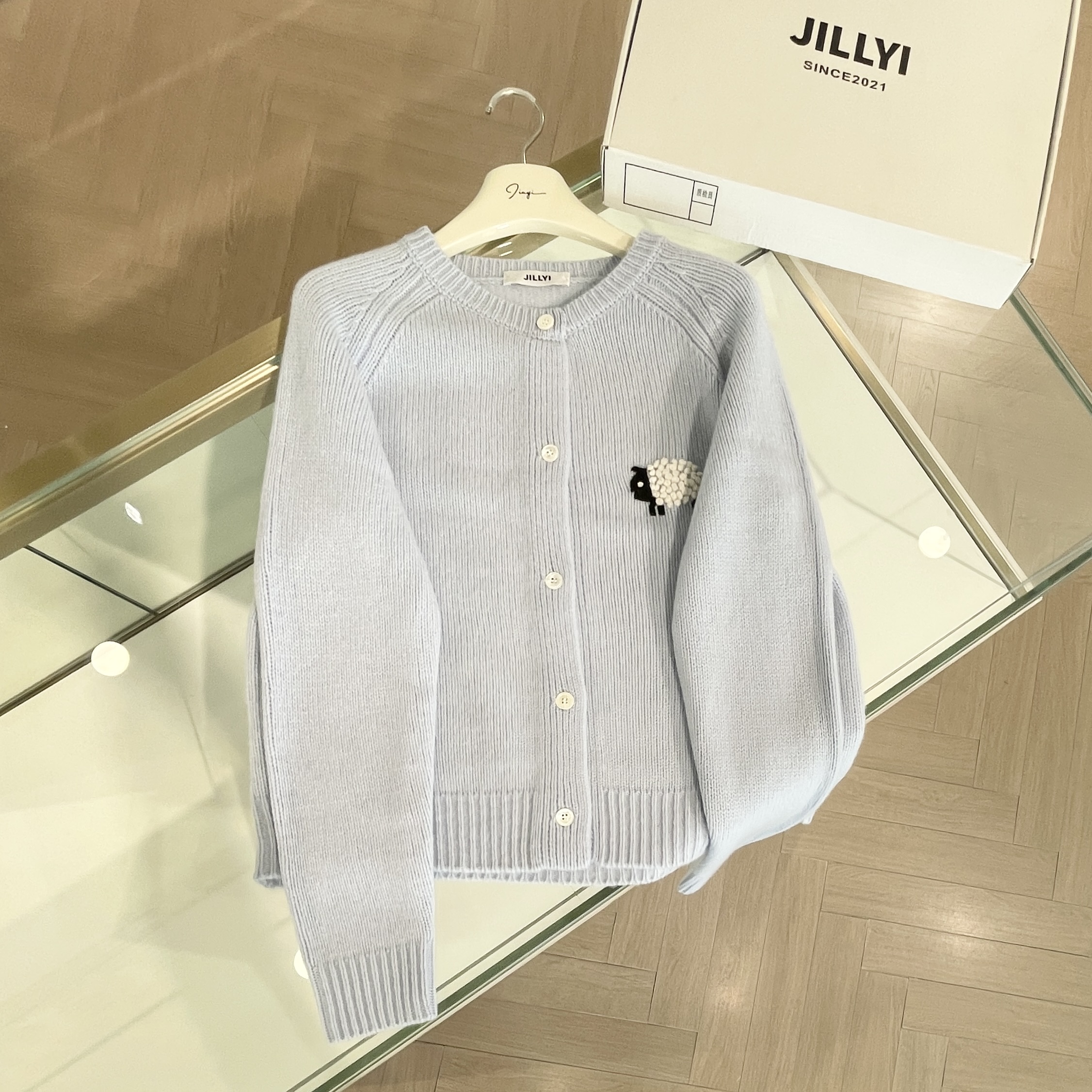 JILLYI【乡村小调】蓝色圆领秋季单排扣时尚咩咩羊钩花少女风针织衫