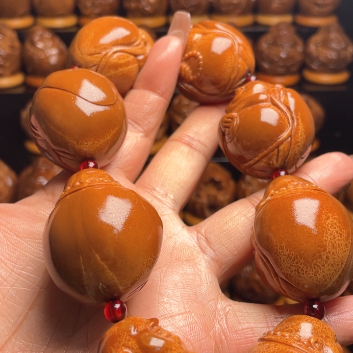 橄榄核把件北**哥橄榄雕刻