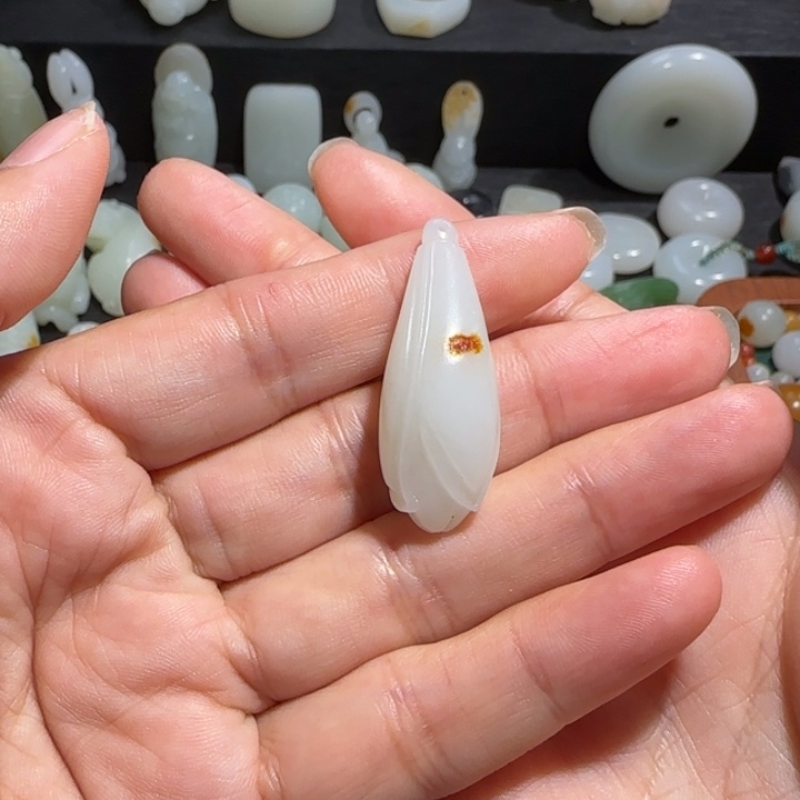 和田玉颈饰未镶嵌乌****）