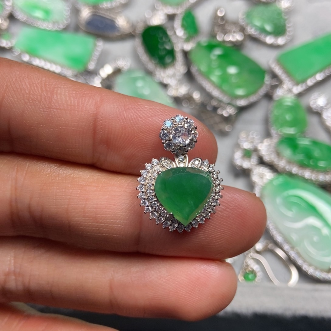 翡翠颈饰未镶嵌爱心