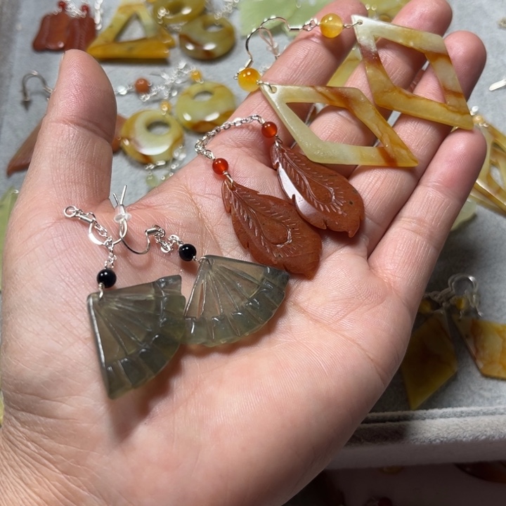 蛇纹石玉未镶嵌耳饰