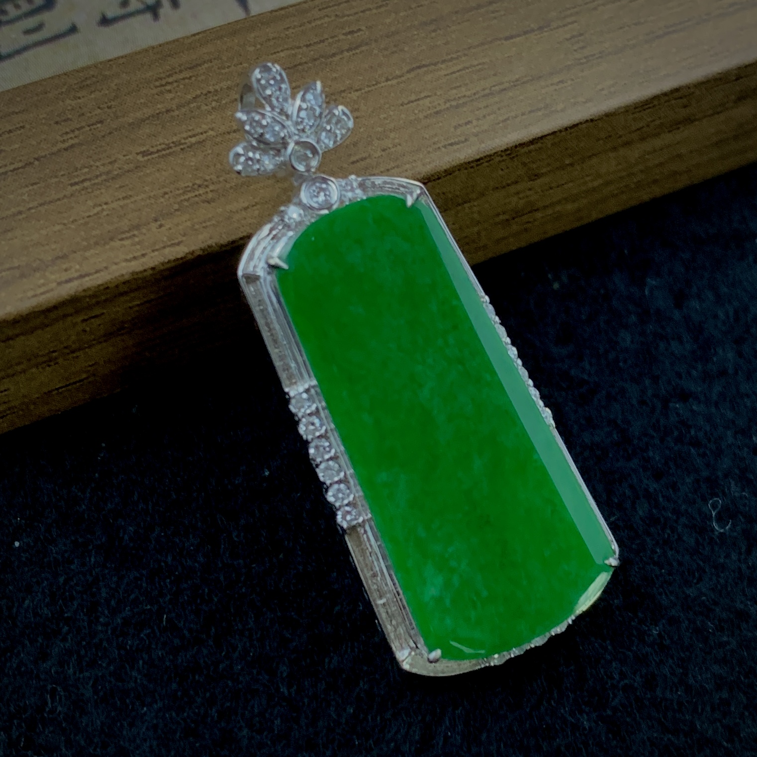飘浓阳绿吊坠18K金镶嵌四会天然缅甸a货翡翠翡翠无事牌翡翠