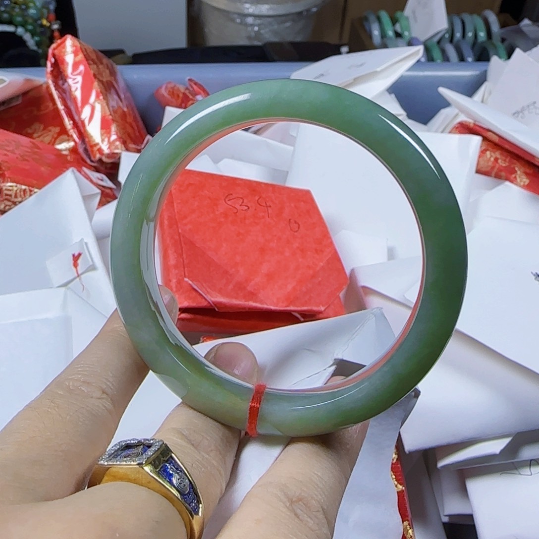 翡翠手镯未镶嵌浅老油子近完美手镯