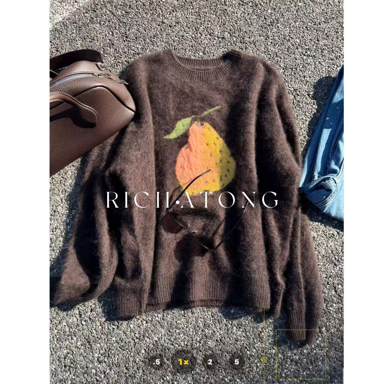 RICH ATONG.-【大鸭梨】-2025圆领黄梨图案拉毛毛衣1113-04
