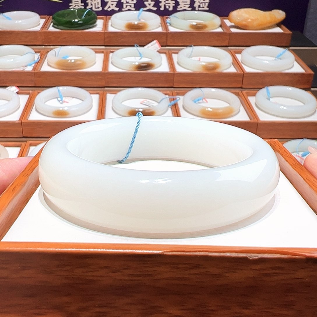 和田玉未镶嵌手镯 57