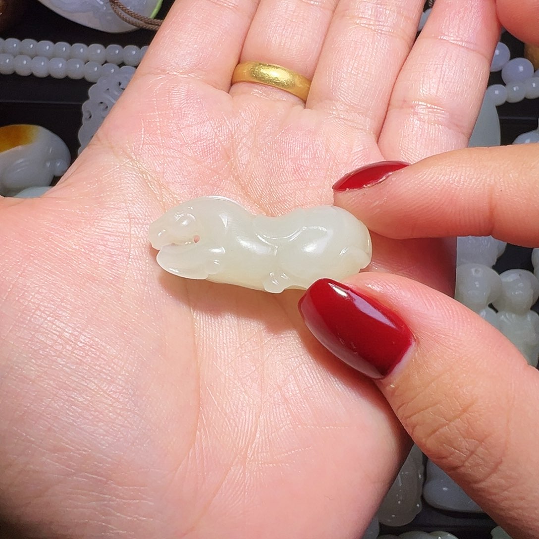 刘***萱和田玉未镶嵌颈饰