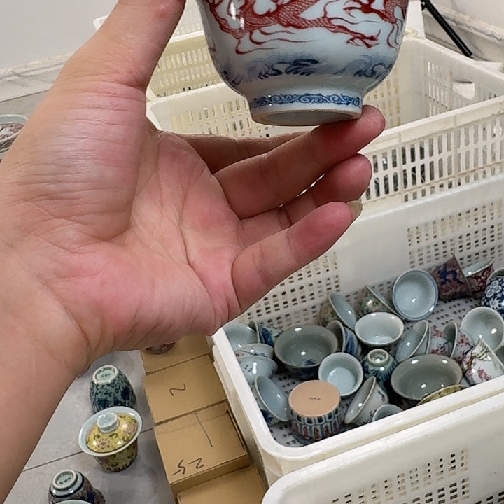 瓷片釉里红穿云龙主人杯