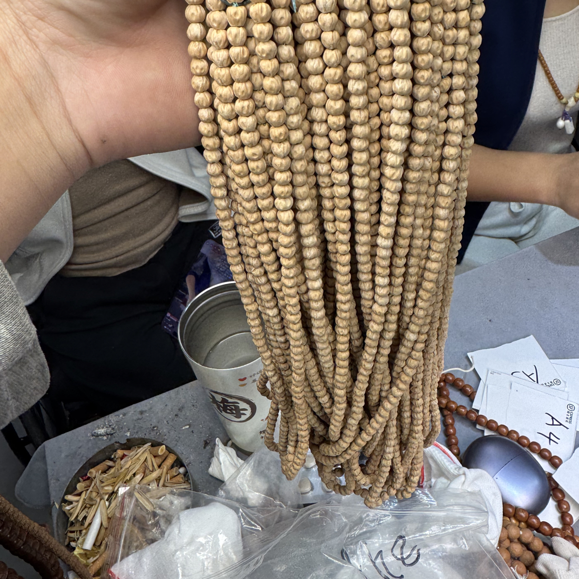 z9柏香籽小金豆脖挂5左右