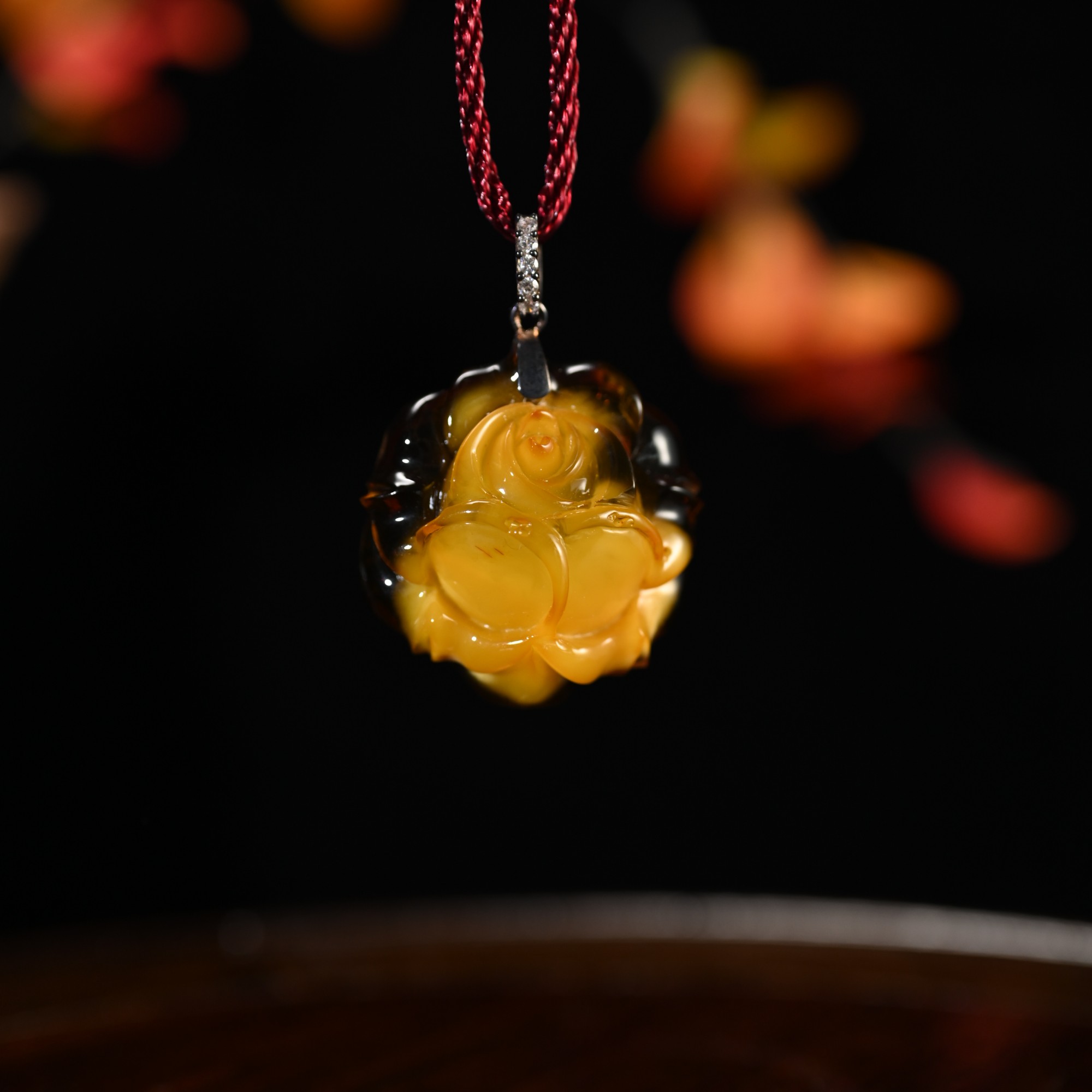 LOT8802 25YU108539琥珀玫瑰挂件/匡时