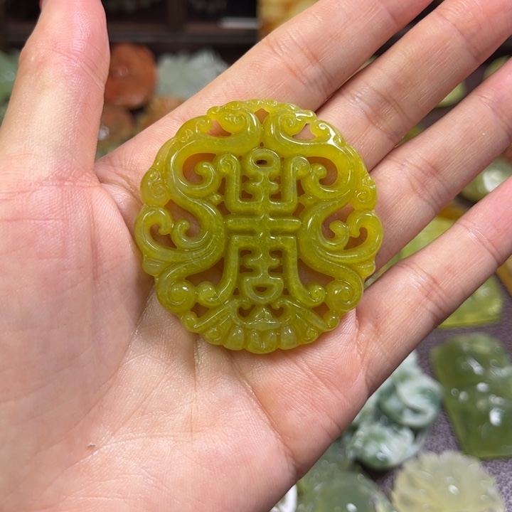 蛇纹石玉颈饰未镶嵌