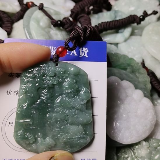 翡翠未镶嵌颈饰挂件