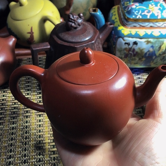 紫砂茶壶原矿泥料手工制作的紫砂壶。