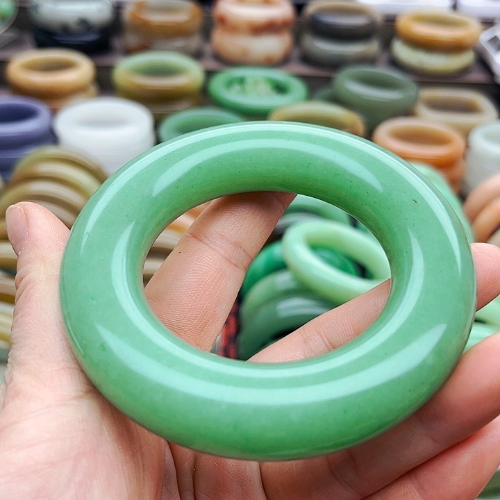 未镶嵌手镯（圆镯）石英质玉