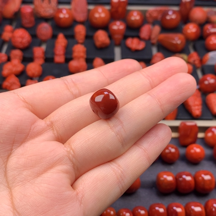 澄***澄南红玛瑙未镶嵌牛血红老型单珠12.8MM