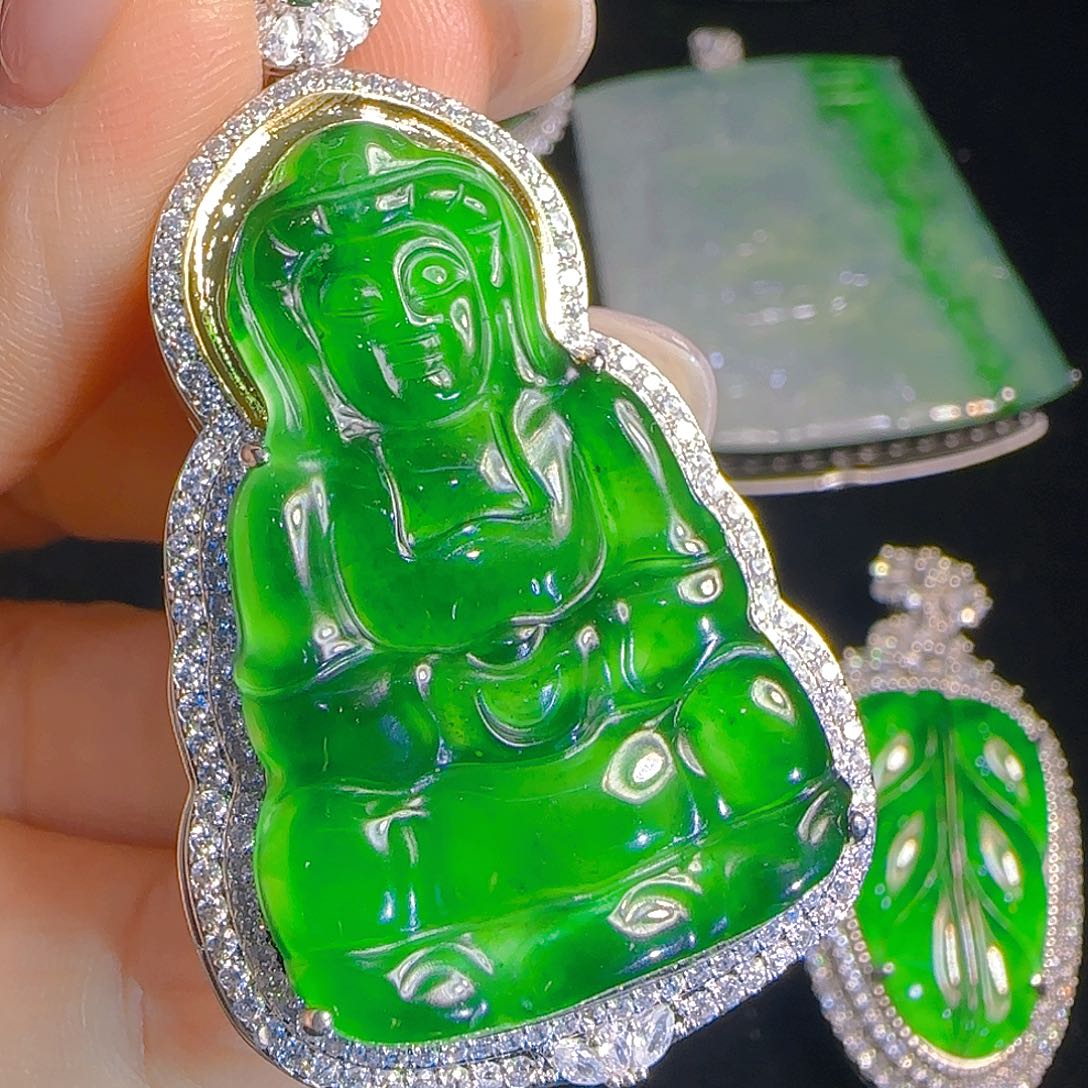 翡翠吊坠(赠链)未镶嵌