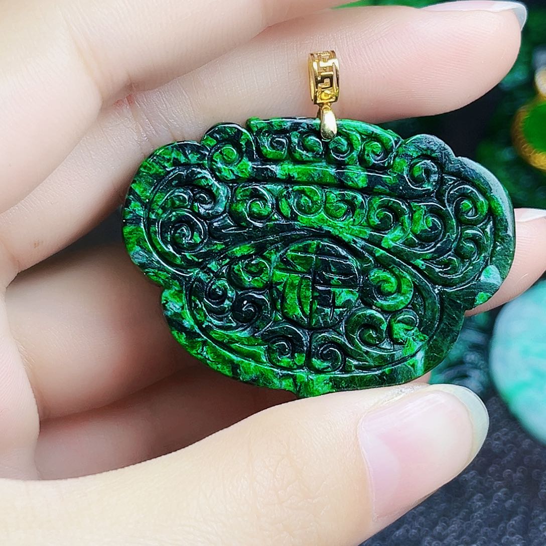 颈饰18K金镶嵌翡翠多样性