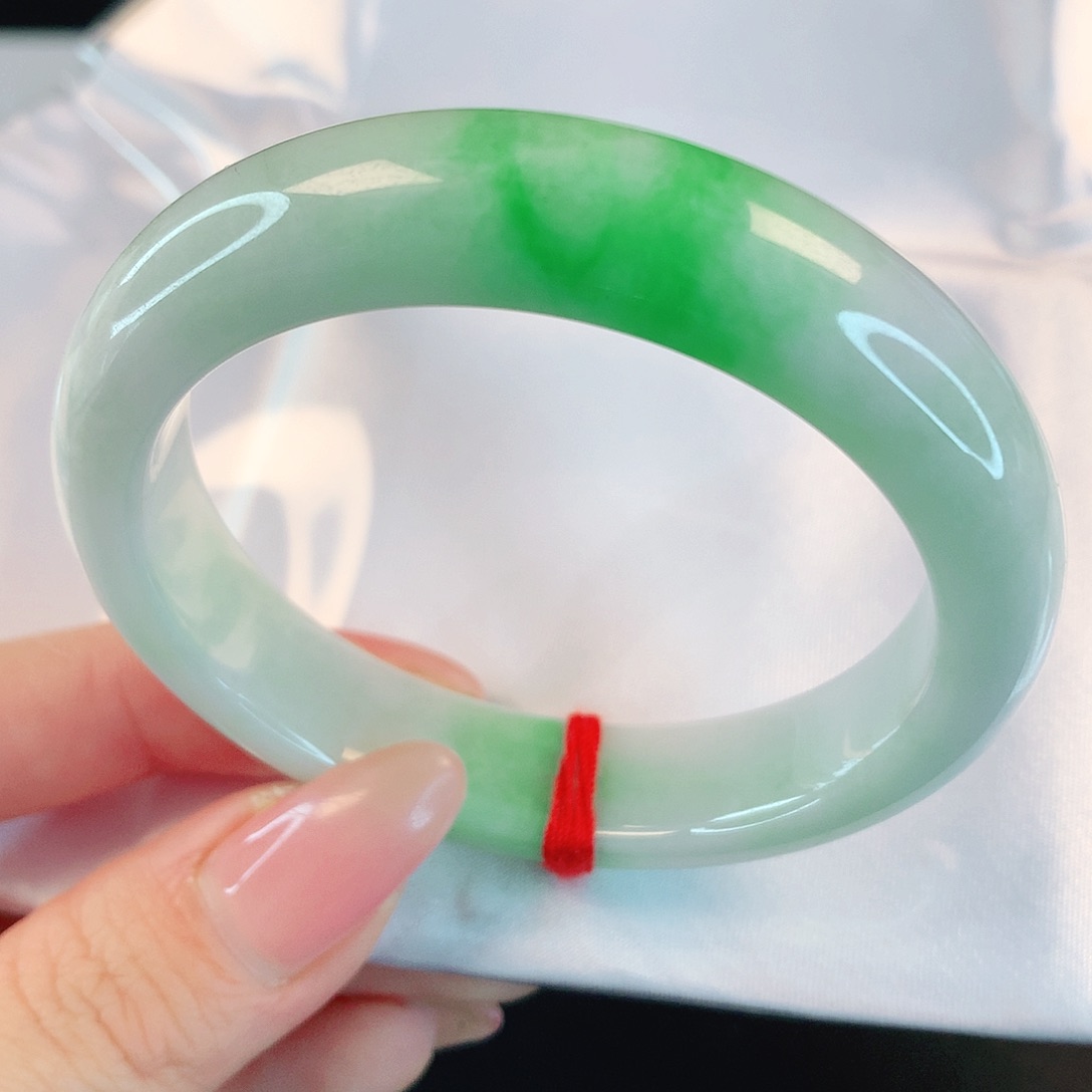 翡翠手镯未镶嵌有纹裂