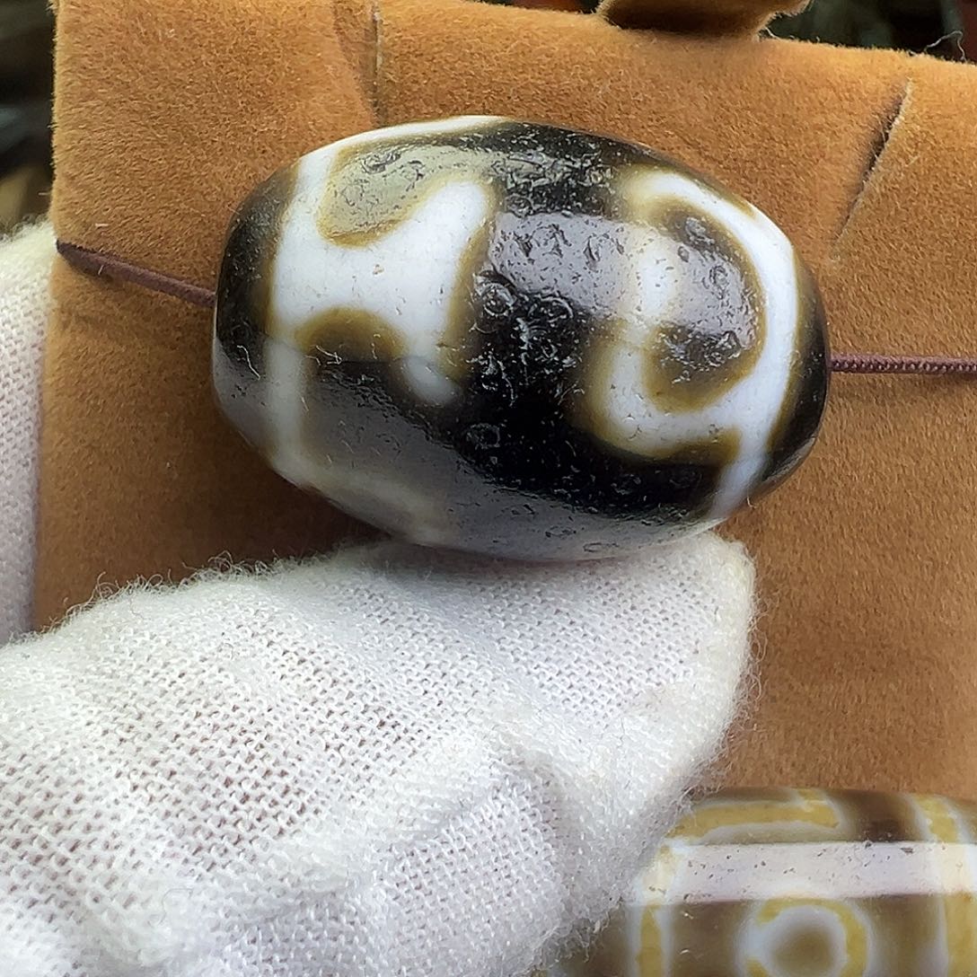 小***姐和田玉未镶嵌颈饰