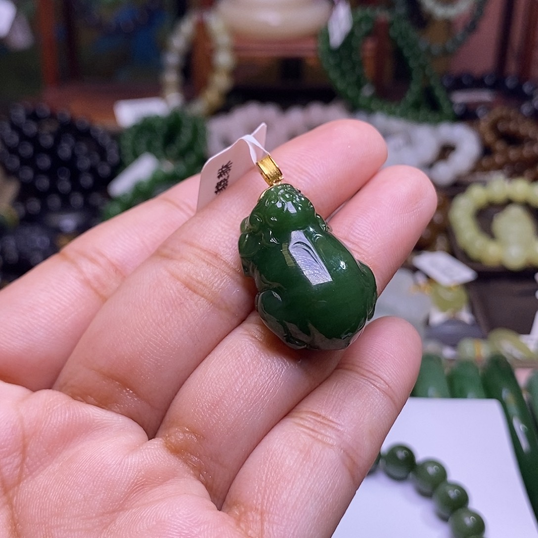 和田玉未镶嵌颈饰碧玉满色满绿老矿料金镶貔貅