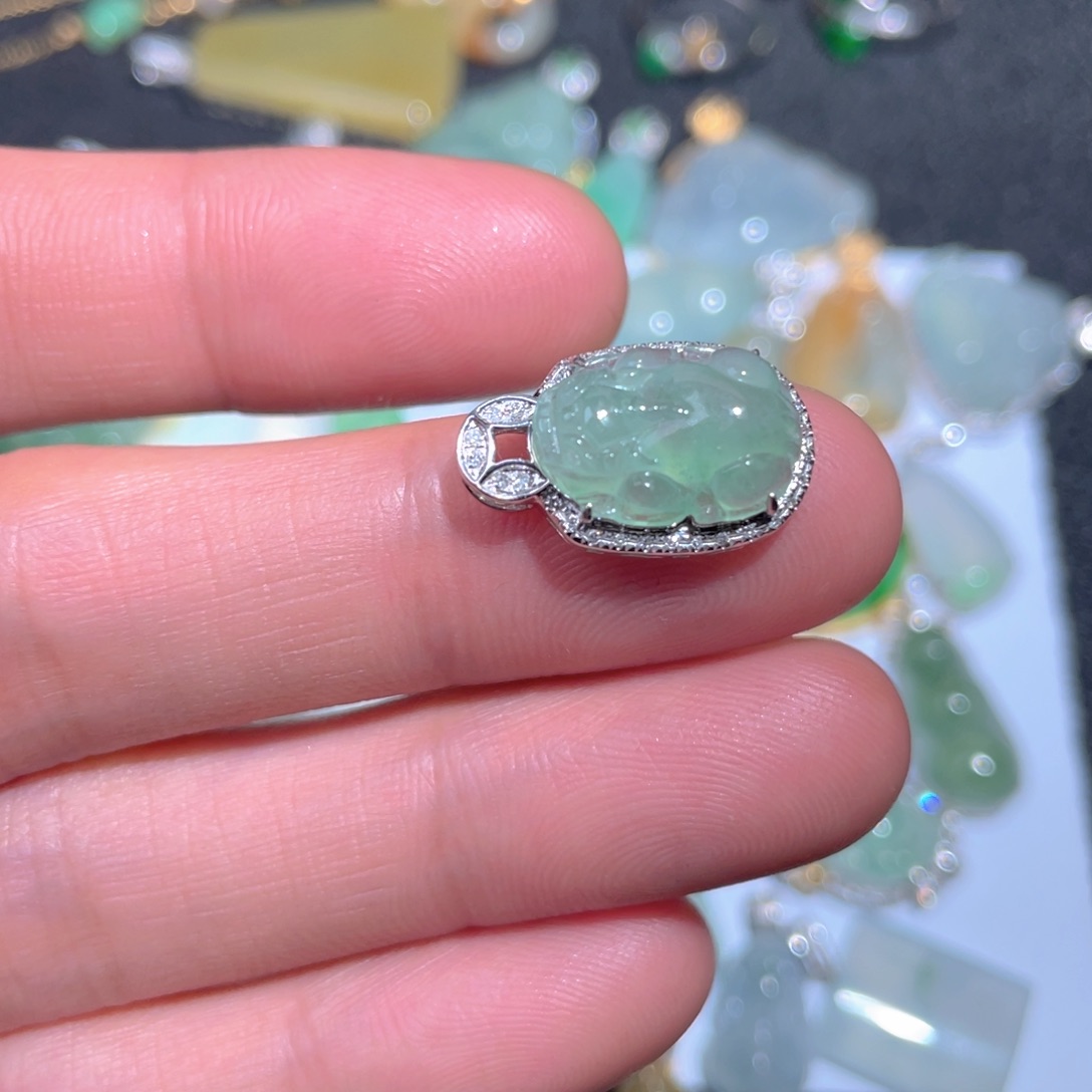 翡翠颈饰18K金镶嵌翡翠