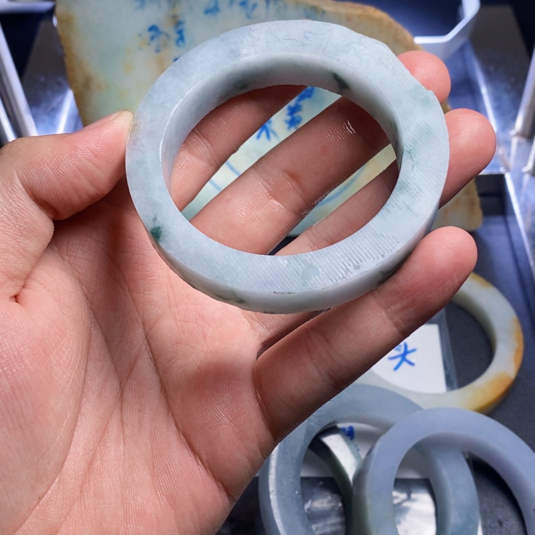 张***超翡翠未镶嵌颈饰不要下单