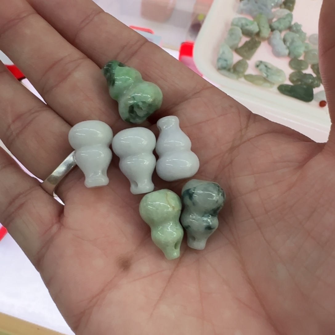 翡翠未镶嵌颈饰葫芦