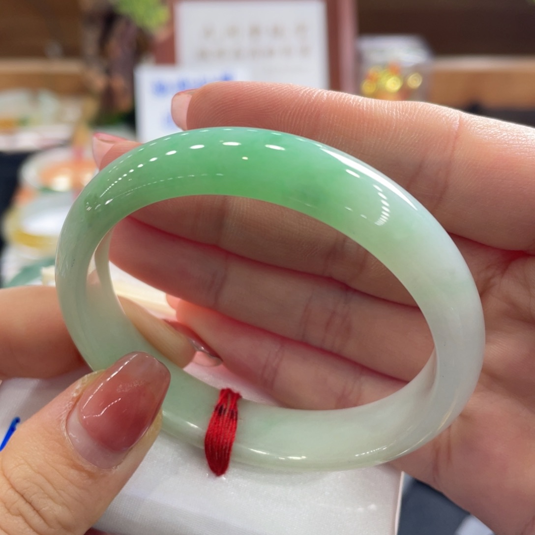 翡翠手镯未镶嵌54.7贵天然A