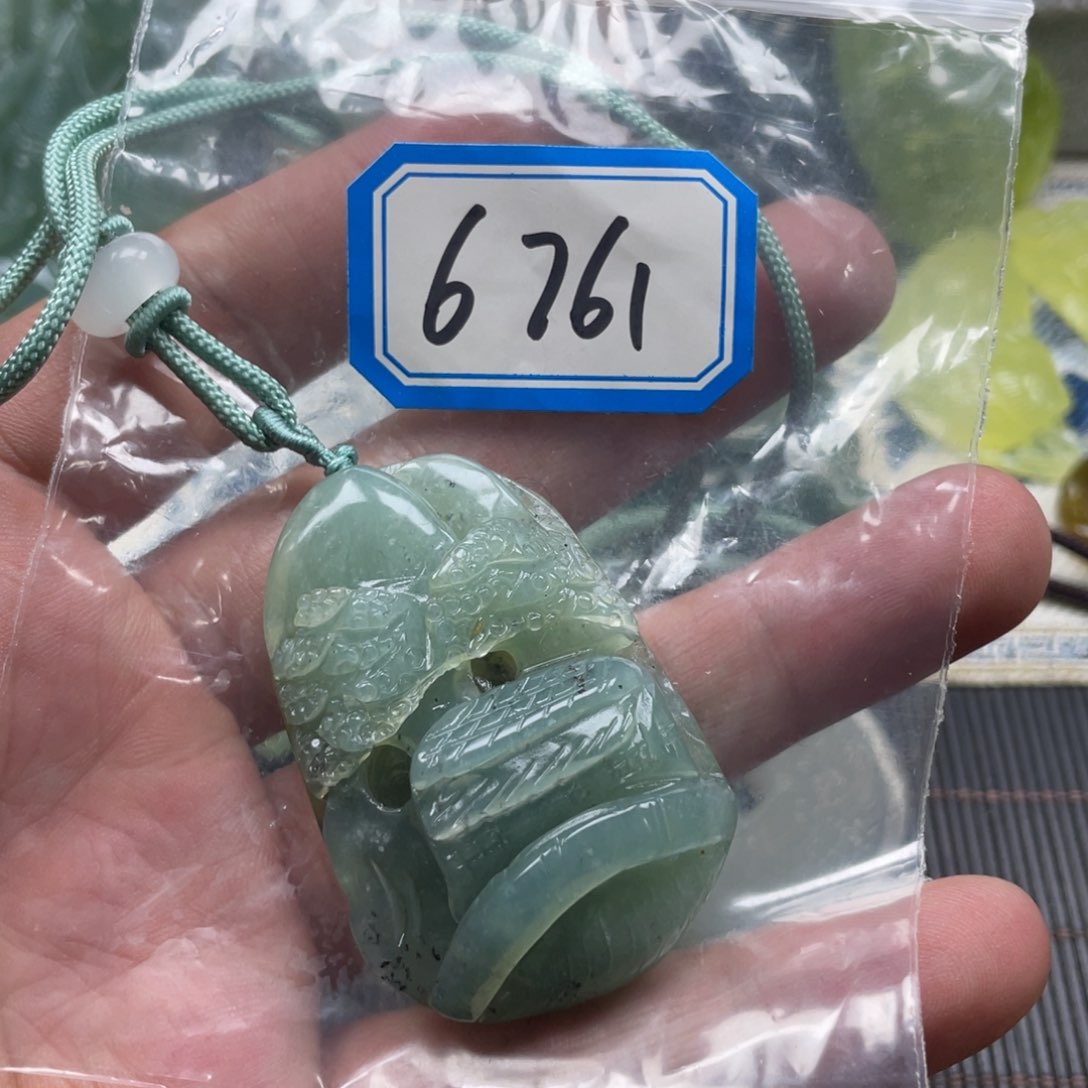 蛇纹石玉颈饰未镶嵌吊坠