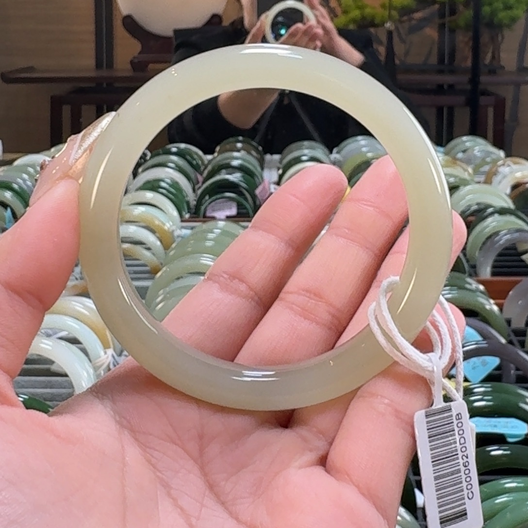 伊***玟和田玉未镶嵌手镯C0006-56