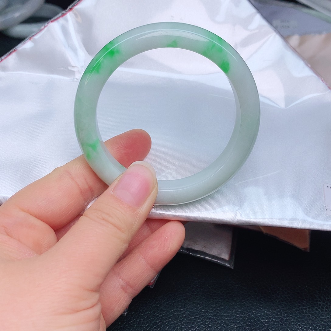 翡翠手镯未镶嵌满****茶8456xc v b b n
